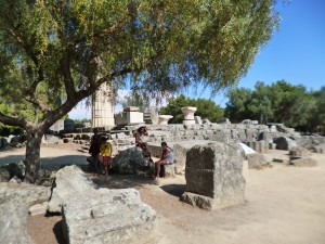 Olympie, en arrière-plan, le temple de Zeus