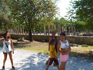 Olympie, en route vers la sortie. En arrière-plan, le palestre